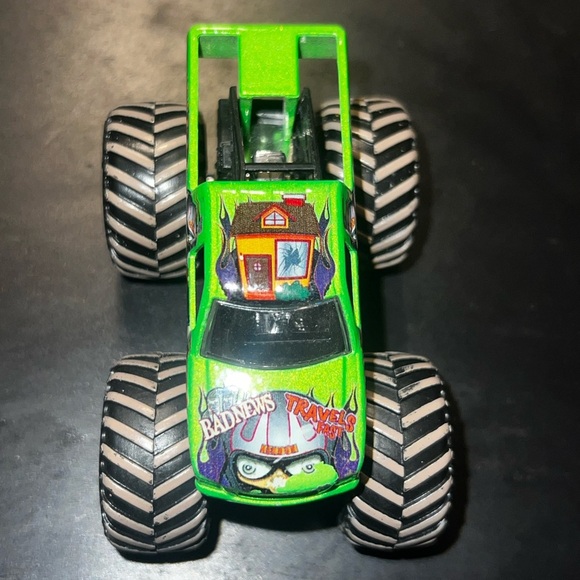 Monster Jam Truck “Bad News Travels Fast” with Mud Tread Tires and Flag - Picture 4 of 5